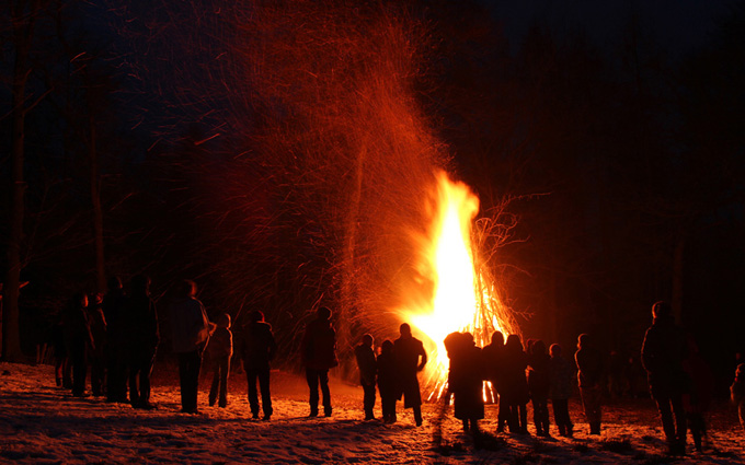 Osterfeuer mit Menschen im Wald